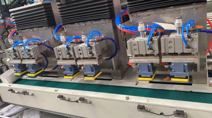 Wie kann ein Hersteller von industriellen Schleifwerkzeugen dabei helfen, Luftschleifer mit Robotern zu integrieren?